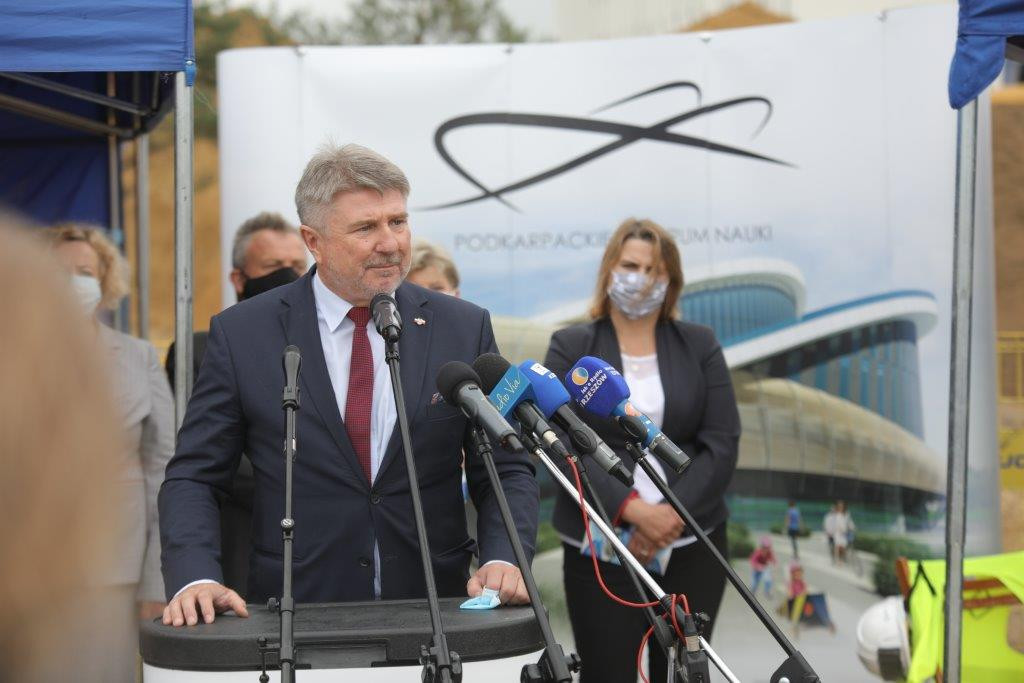 Łopaty pod Łukasiewicza wbite