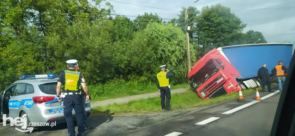 TIR wypadł z drogi krajowej