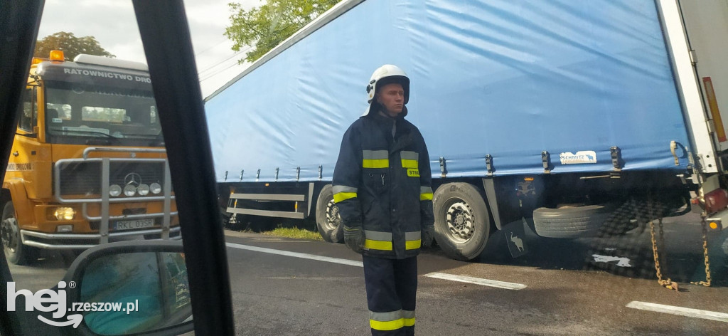 TIR wypadł z drogi krajowej