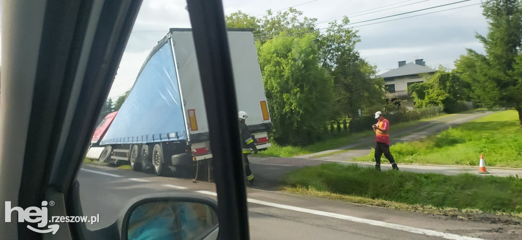 TIR wypadł z drogi krajowej