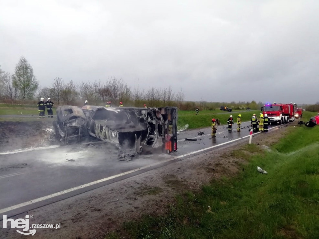 Tragiczny wypadek na DK77. Płonęła cysterna