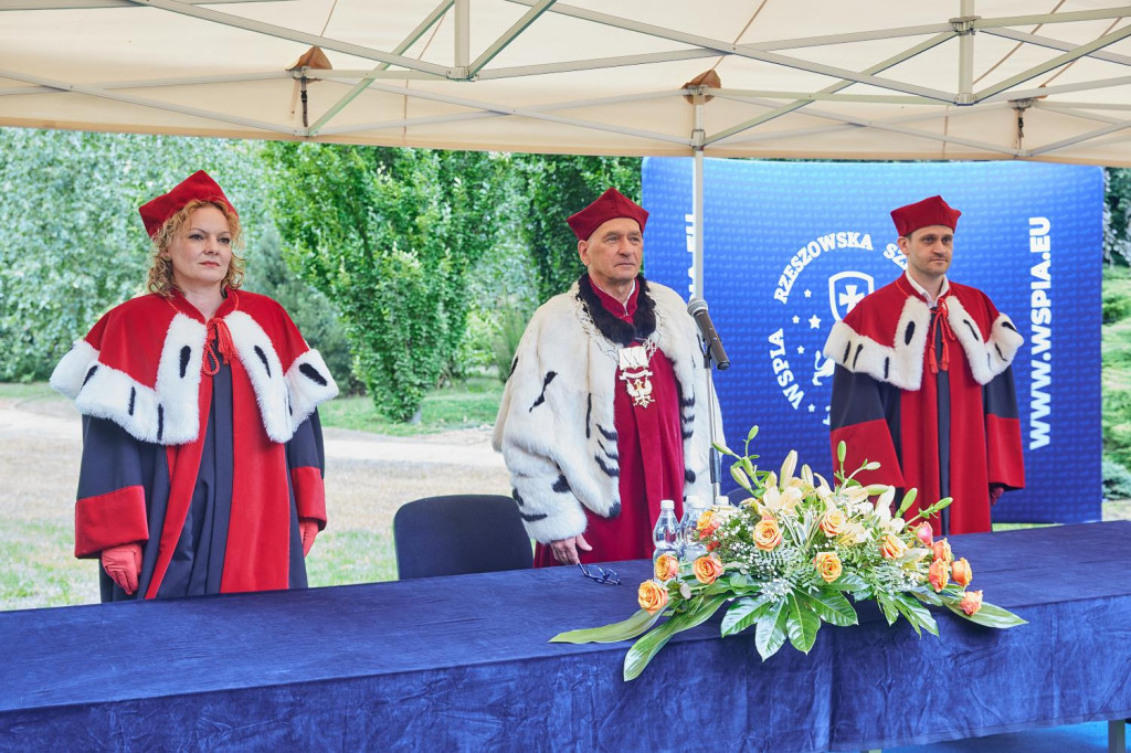 Absolwenci WSPiA odebrali dyplomy ukończenia studiów