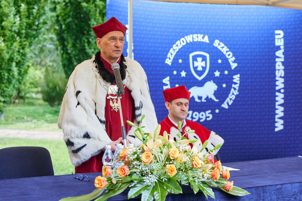 Absolwenci WSPiA odebrali dyplomy ukończenia studiów