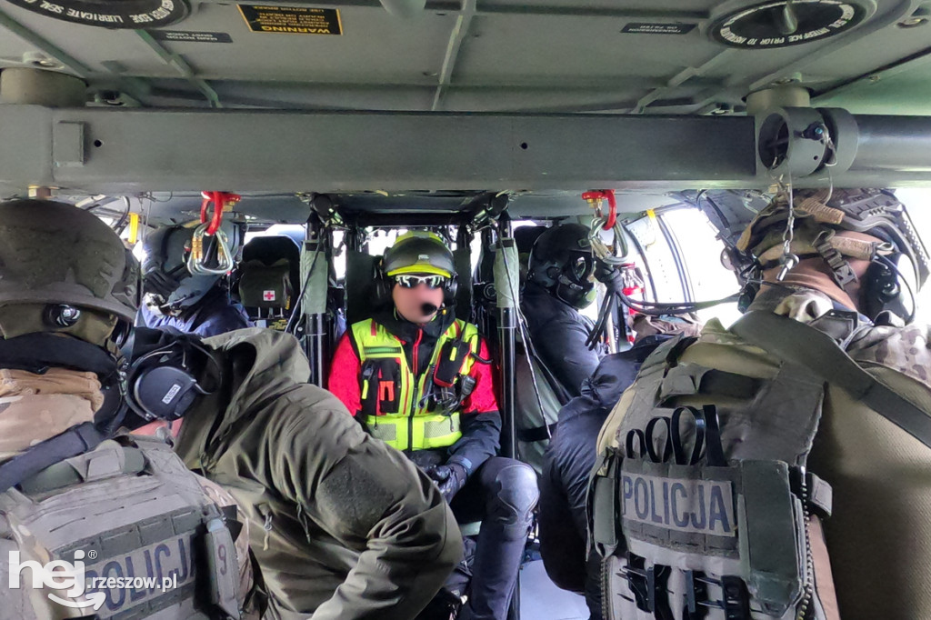 Widowiskowe ćwiczenia Policji z Black Hawkiem