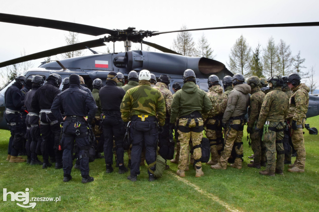 Widowiskowe ćwiczenia Policji z Black Hawkiem