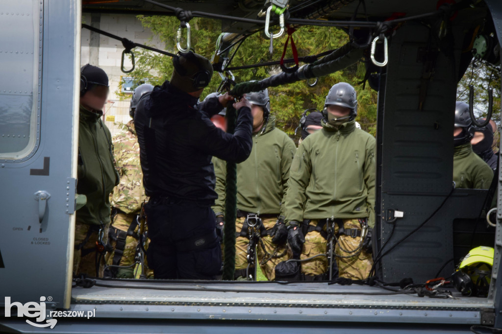 Widowiskowe ćwiczenia Policji z Black Hawkiem