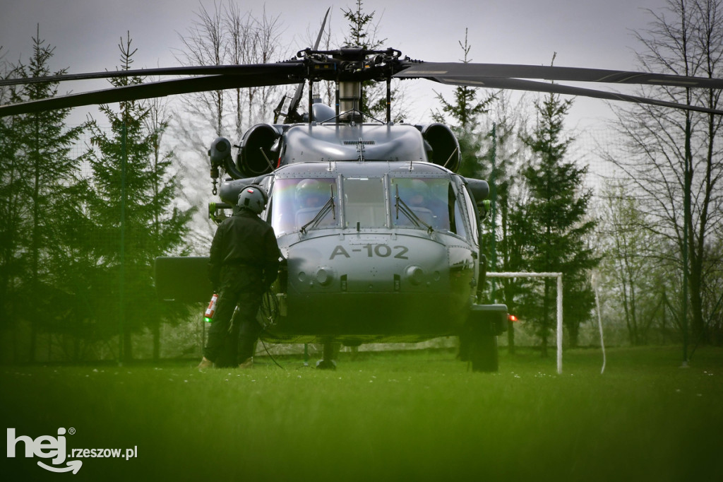 Widowiskowe ćwiczenia Policji z Black Hawkiem