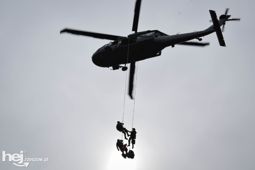 Widowiskowe ćwiczenia Policji z Black Hawkiem