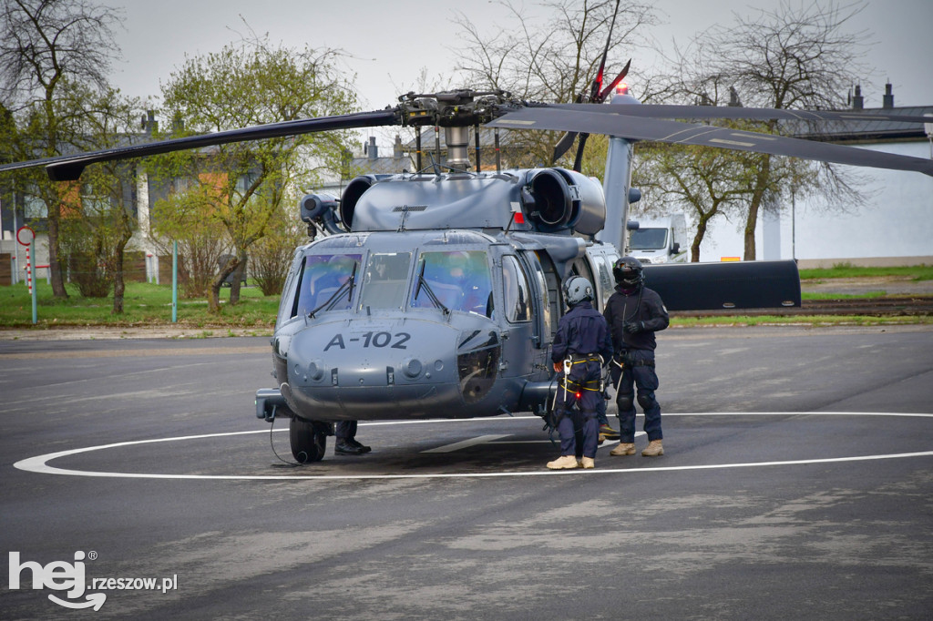 Widowiskowe ćwiczenia Policji z Black Hawkiem