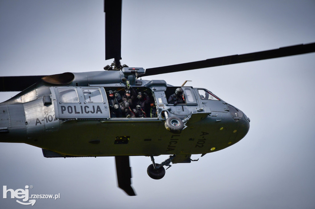 Widowiskowe ćwiczenia Policji z Black Hawkiem