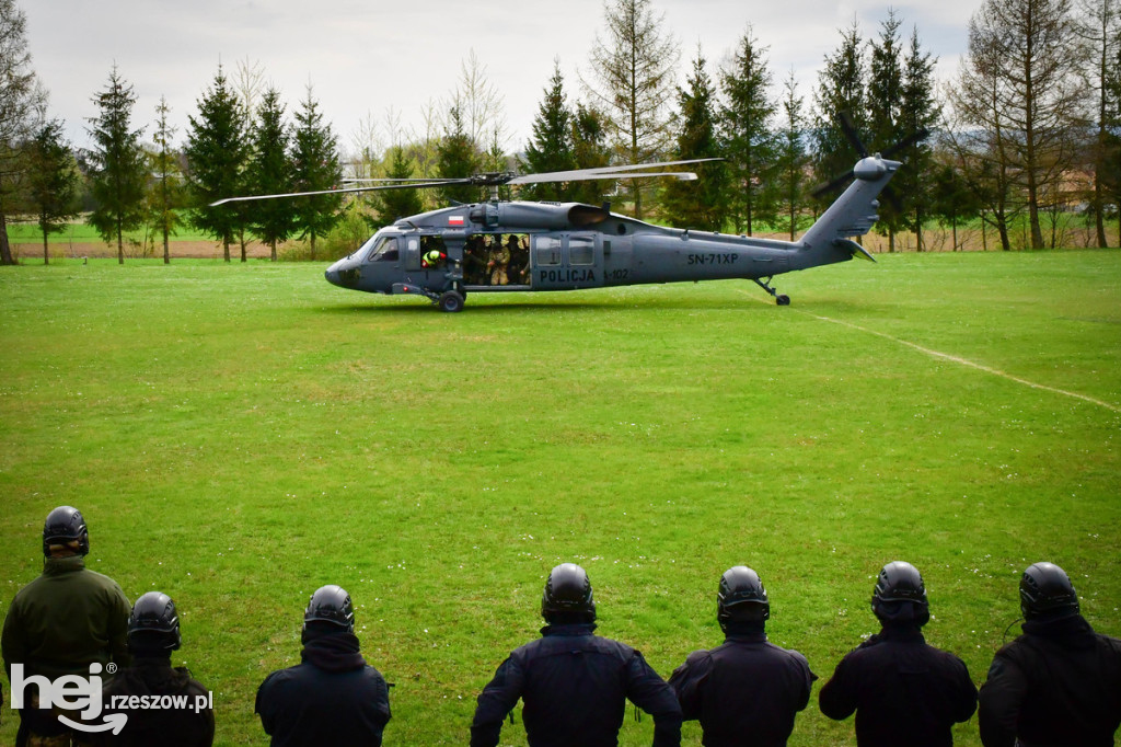 Widowiskowe ćwiczenia Policji z Black Hawkiem