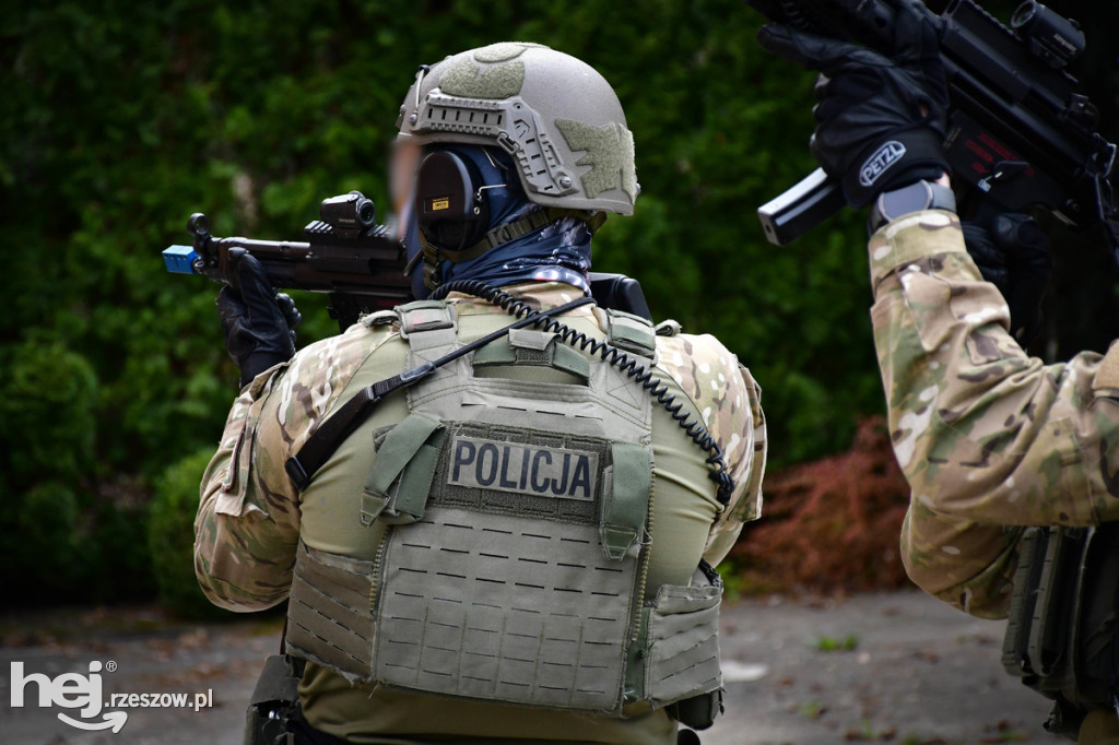 Widowiskowe ćwiczenia Policji z Black Hawkiem