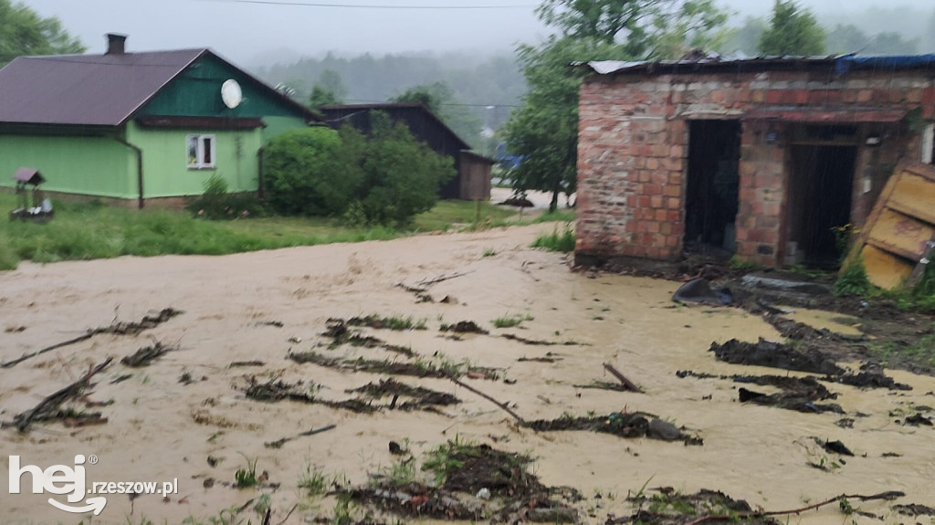 Podtopienia po nawałnicy w miejscowości Wyżne na Podkarpaciu