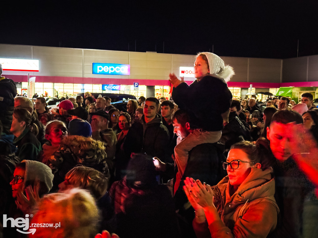 Tłumy na otwarciu N-Parku w Tarnobrzegu: koncert zespołu ENEJ