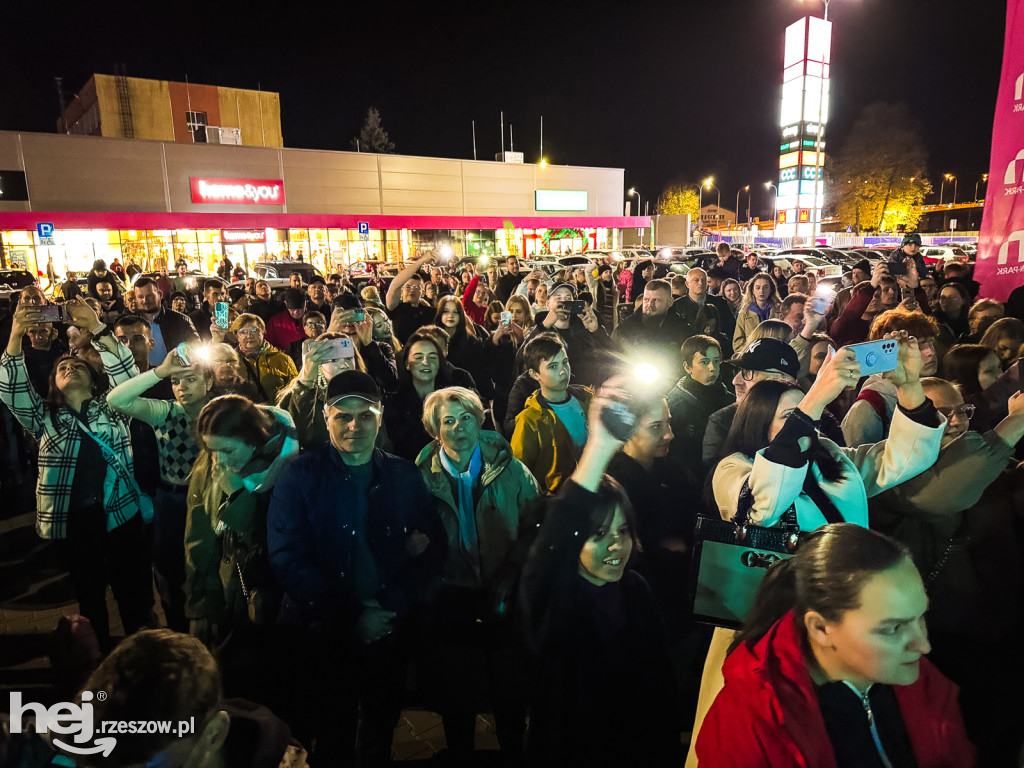 Tłumy na otwarciu N-Parku w Tarnobrzegu: koncert zespołu ENEJ