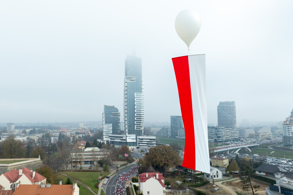 Rzeszów: balon stratosferyczny wyniósł nad miasto biało-czerwoną flagę