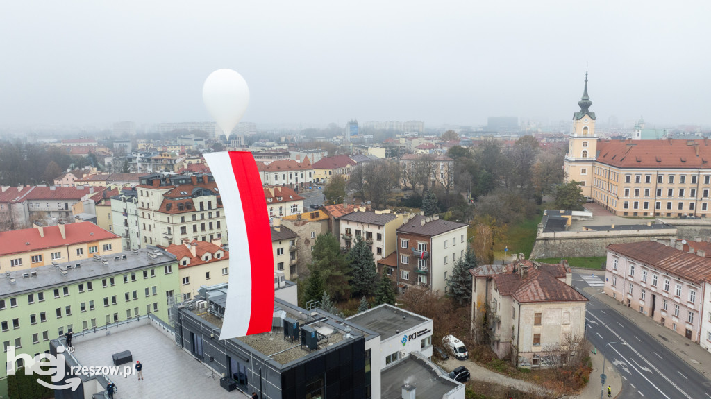 Rzeszów: balon stratosferyczny wyniósł nad miasto biało-czerwoną flagę