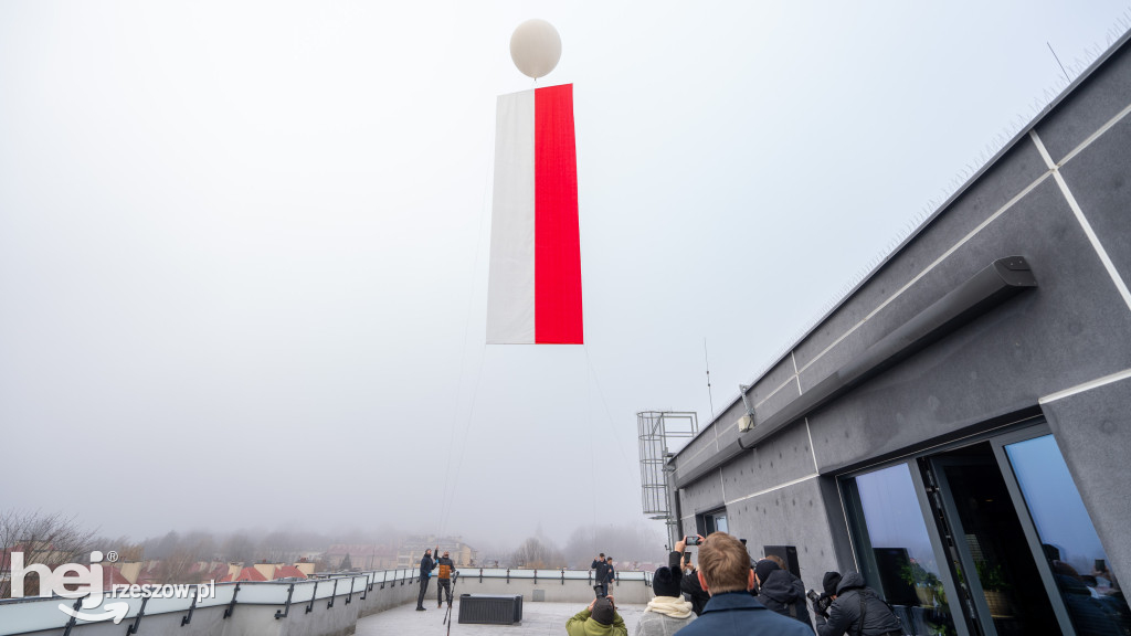 Rzeszów: balon stratosferyczny wyniósł nad miasto biało-czerwoną flagę