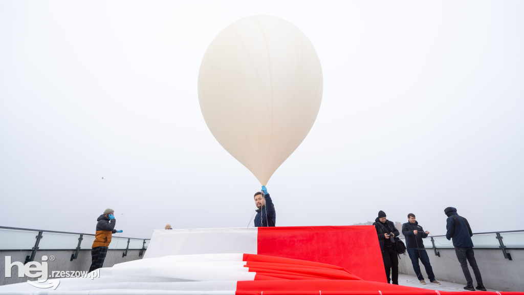 Rzeszów: balon stratosferyczny wyniósł nad miasto biało-czerwoną flagę