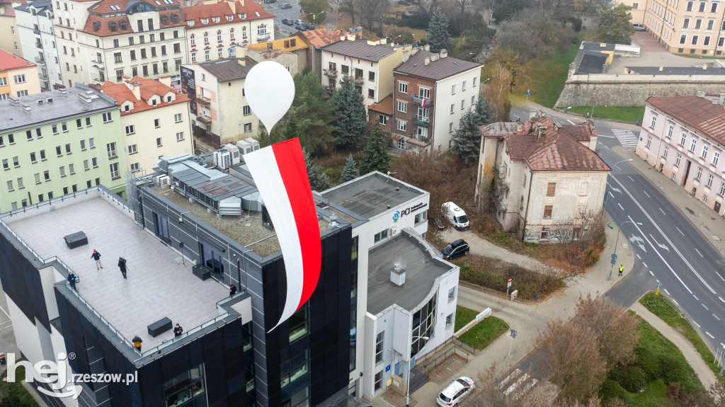 Rzeszów: balon stratosferyczny wyniósł nad miasto biało-czerwoną flagę