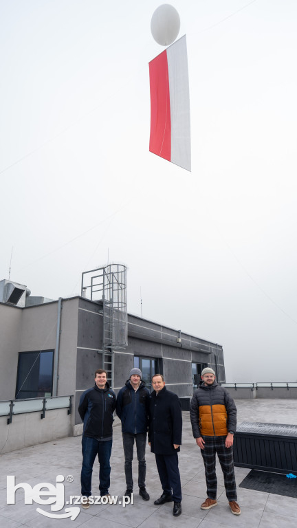 Rzeszów: balon stratosferyczny wyniósł nad miasto biało-czerwoną flagę