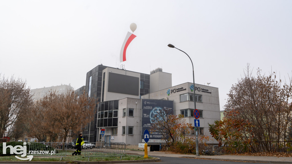 Rzeszów: balon stratosferyczny wyniósł nad miasto biało-czerwoną flagę