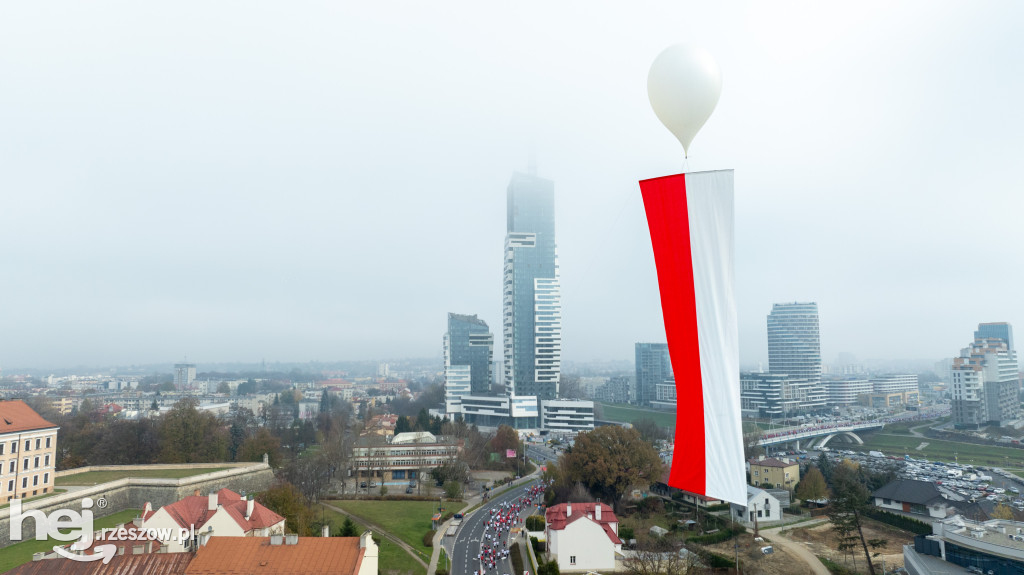 Rzeszów: balon stratosferyczny wyniósł nad miasto biało-czerwoną flagę