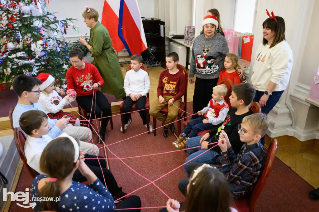 Ubieranie choinki w Podkarpackim Urzędzie Wojewódzkim