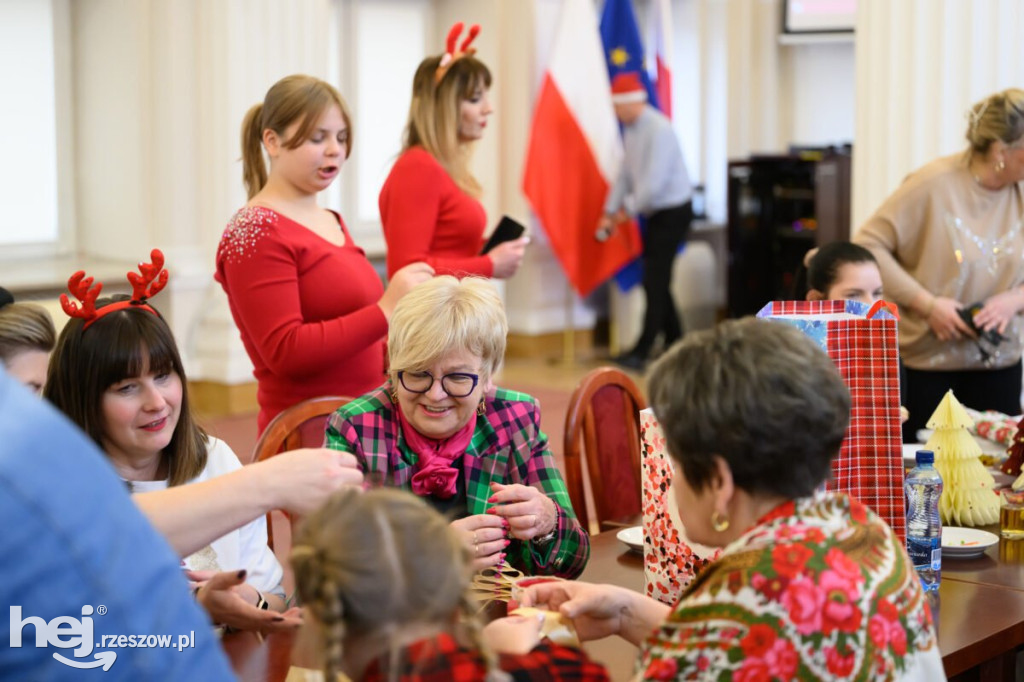 Ubieranie choinki w Podkarpackim Urzędzie Wojewódzkim