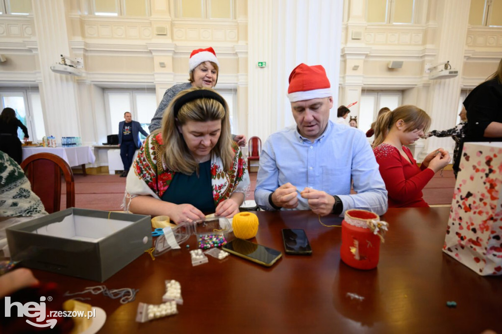 Ubieranie choinki w Podkarpackim Urzędzie Wojewódzkim