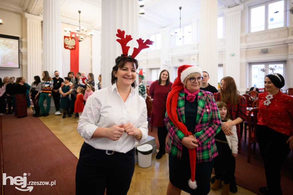 Ubieranie choinki w Podkarpackim Urzędzie Wojewódzkim