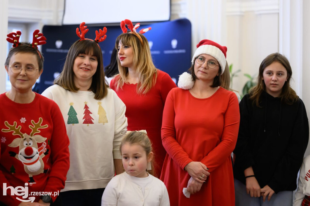 Ubieranie choinki w Podkarpackim Urzędzie Wojewódzkim