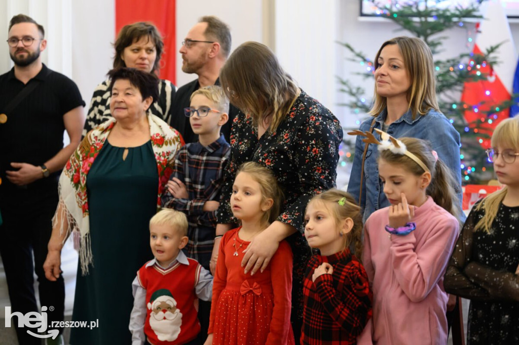 Ubieranie choinki w Podkarpackim Urzędzie Wojewódzkim