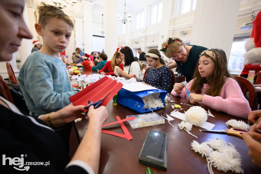 Ubieranie choinki w Podkarpackim Urzędzie Wojewódzkim