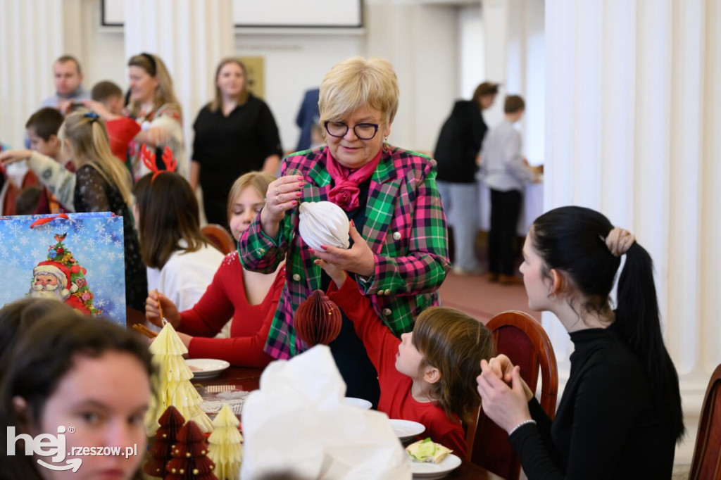 Ubieranie choinki w Podkarpackim Urzędzie Wojewódzkim