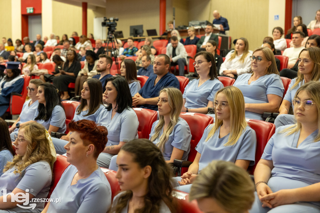 Czepkowaniu absolwentów Pielęgniarstwa we WSIiZ towarzyszyły łzy wzruszenia