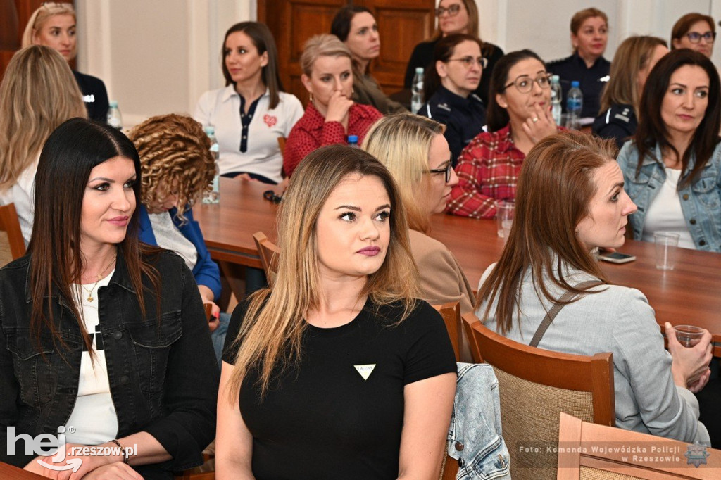 Konferencja prozdrowotna dla policjantek i pracownic cywilnych podkarpackiego garnizonu