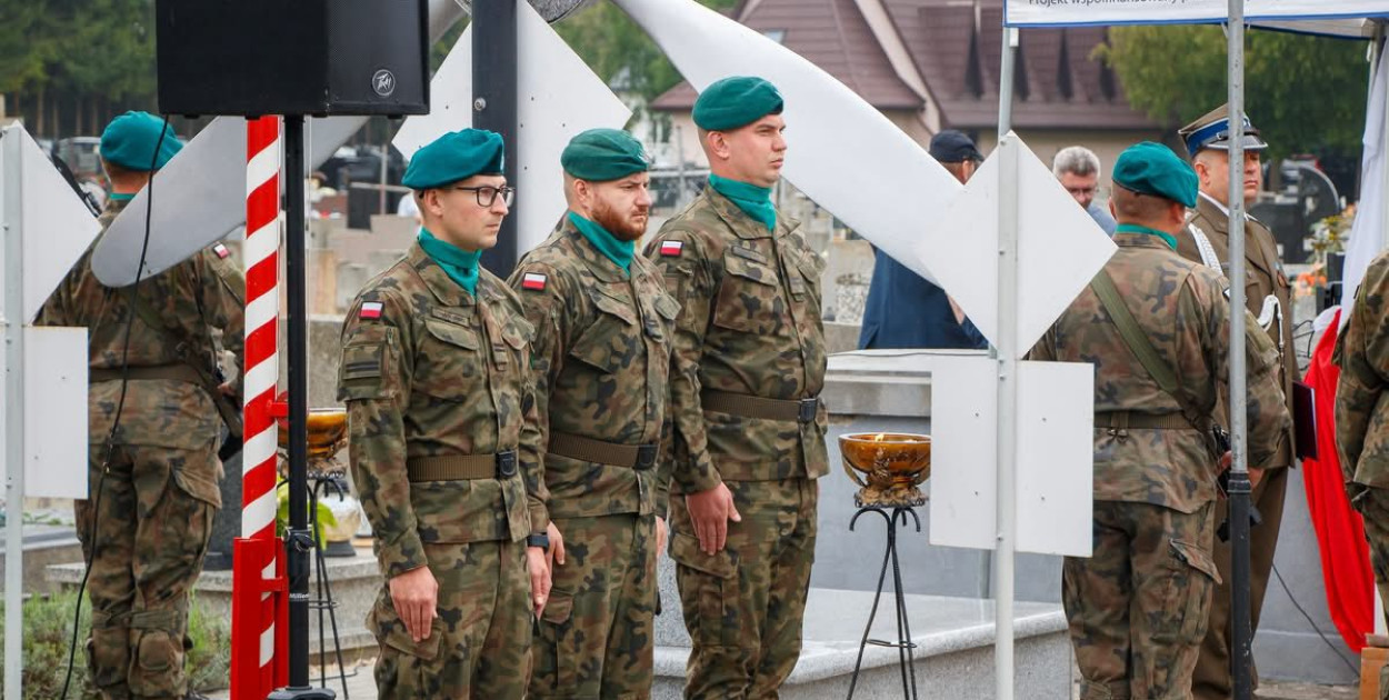  Hołd dla poległych lotników w Pawłosiowie