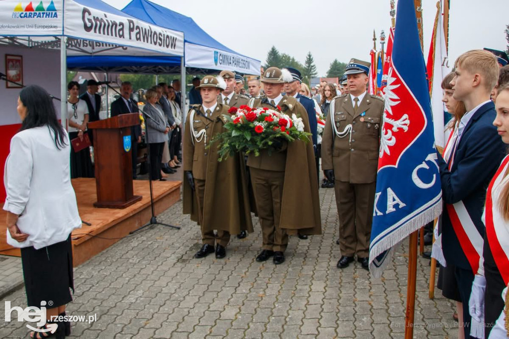  Hołd dla poległych lotników w Pawłosiowie