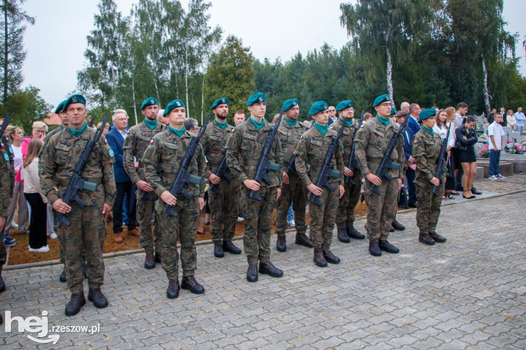  Hołd dla poległych lotników w Pawłosiowie