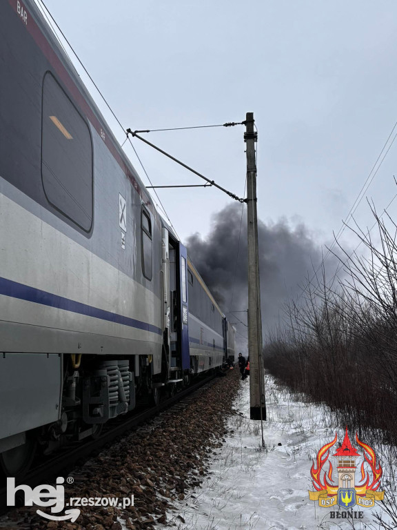 Pociąg Rzeszów - Szczecin uderzył w auto pod Warszawą