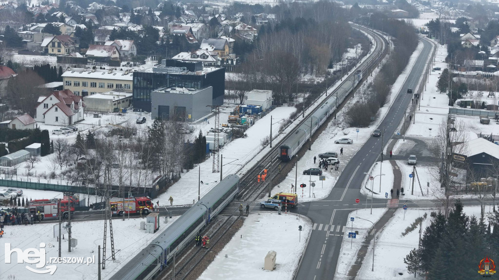 Pociąg Rzeszów - Szczecin uderzył w auto pod Warszawą