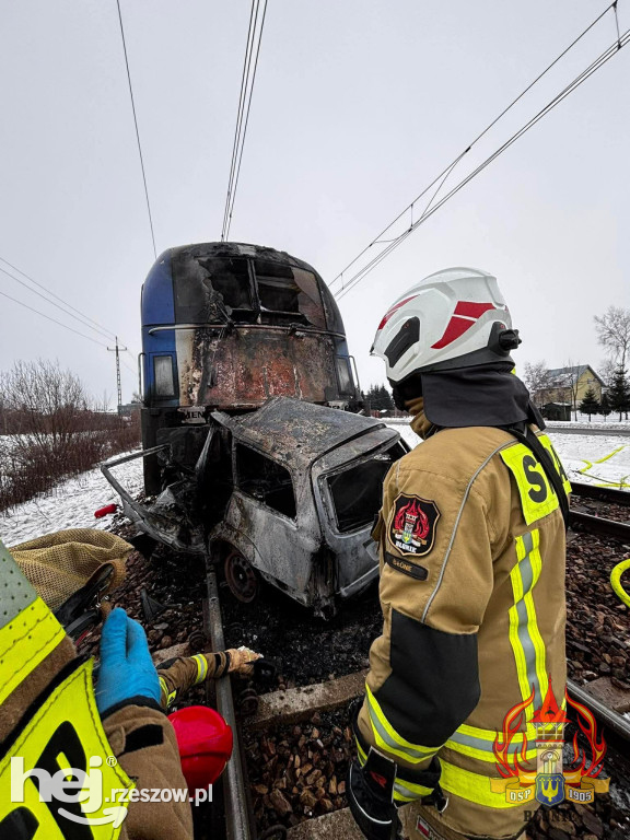Pociąg Rzeszów - Szczecin uderzył w auto pod Warszawą