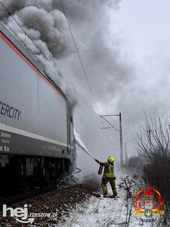 Pociąg Rzeszów - Szczecin uderzył w auto pod Warszawą