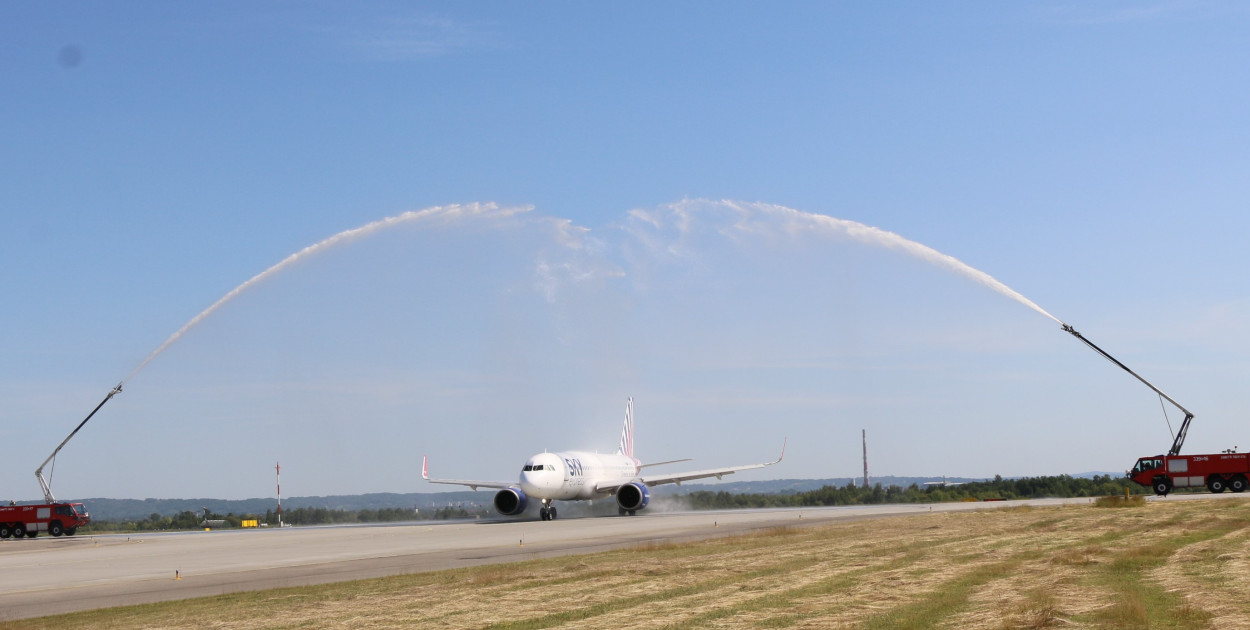Salut wodny na pierwszy lot do Kefalonii, tegoroczną nowość