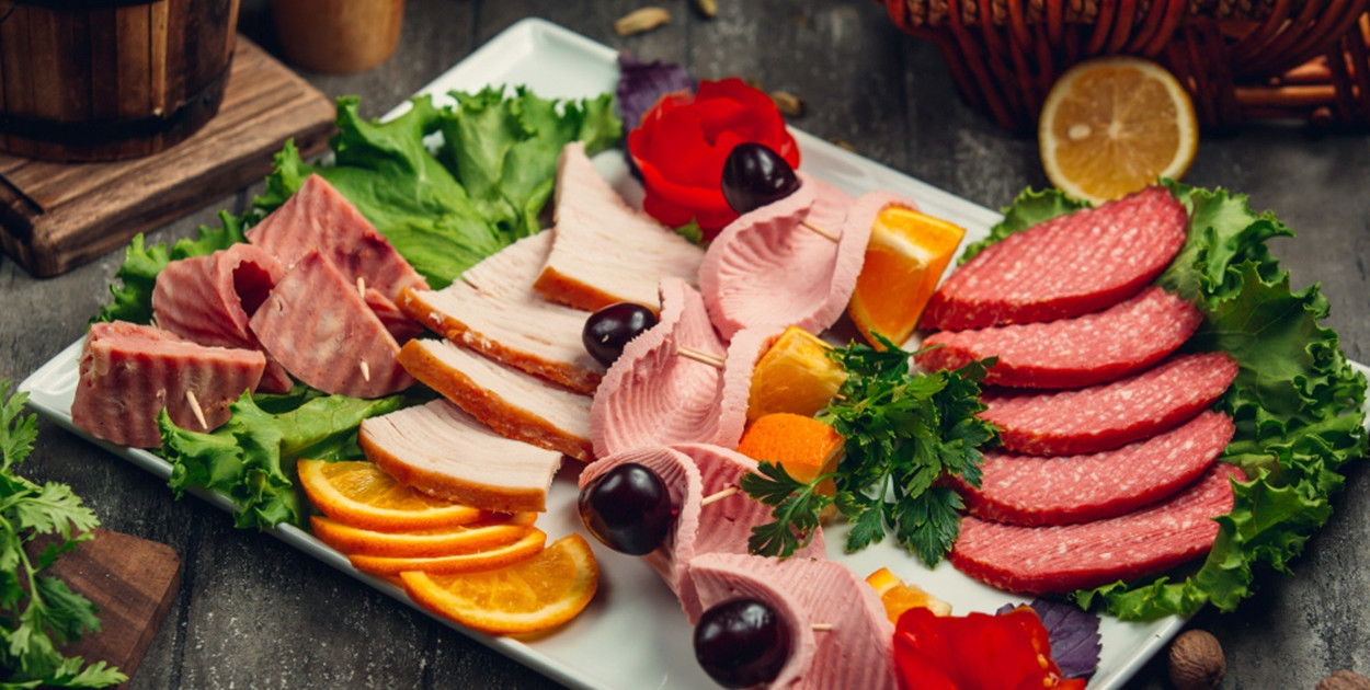 Swojskie wędliny w Warszawie: Przewodnik po najlepszych miejscach zakupu