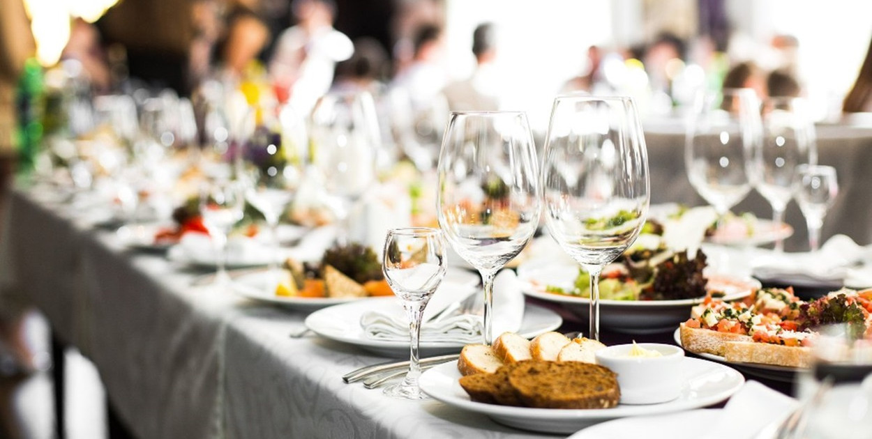 Kulinarne podróże na imprezie - regionalne smaki jako motyw przewodni imprez