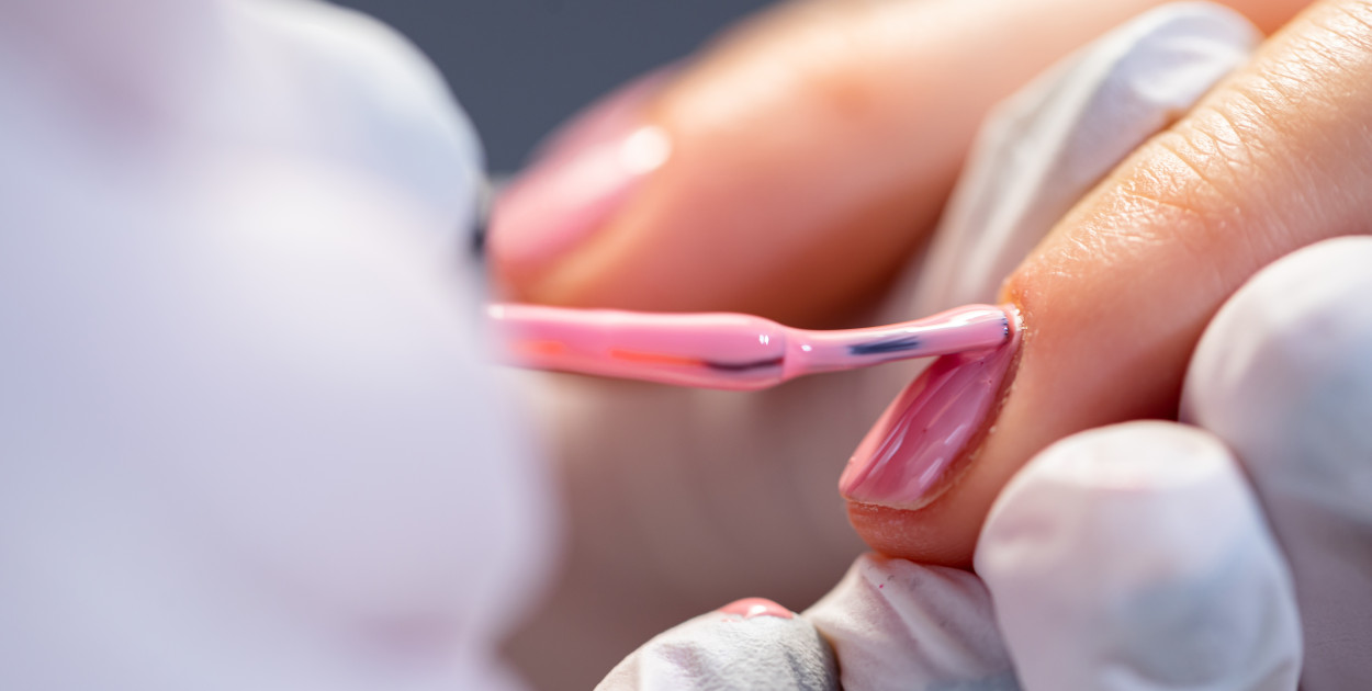 O czym musisz wiedzieć przed zakupem lakierów hybrydowych do paznokci?