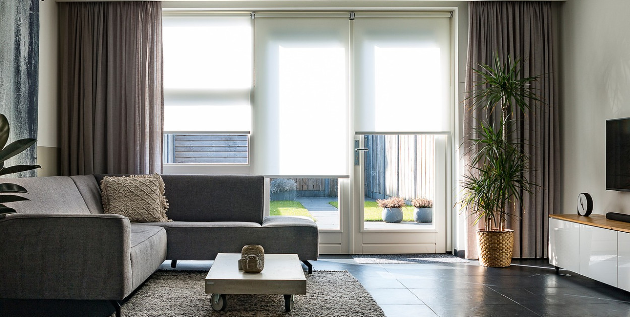 Karnisze hotelowe, rolety rzymskie i firany - jak je wybrać?