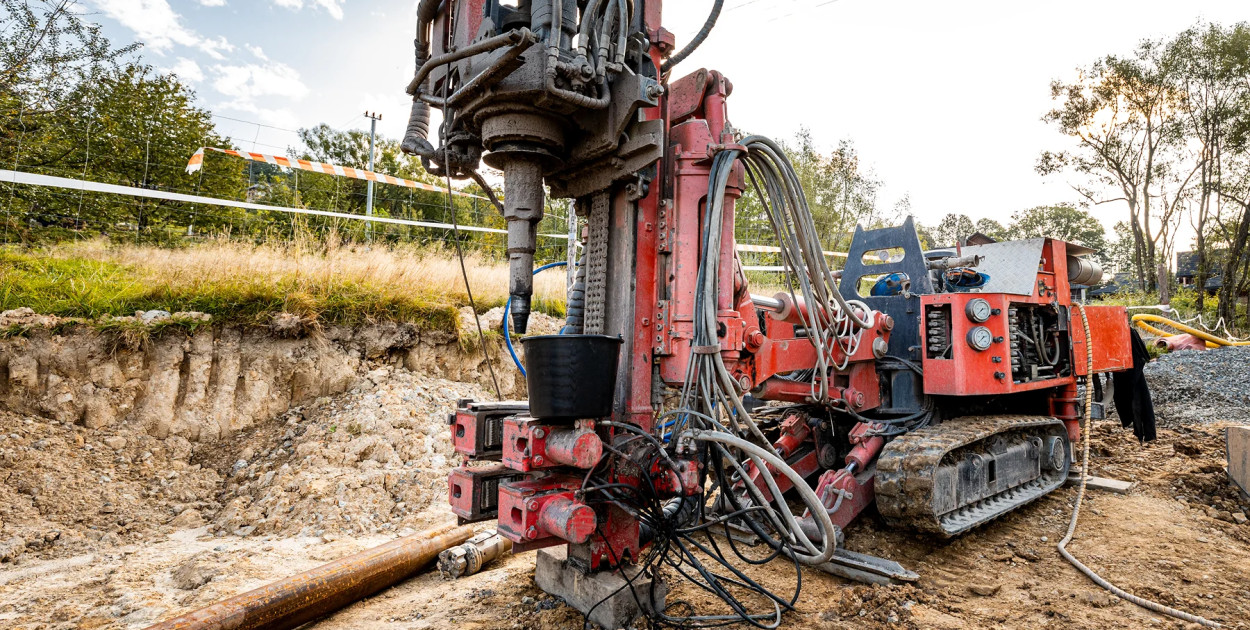 Odwierty Odwierty Rzeszów Odwierty geologiczne Opinie geotechniczne Badania geotechniczne - maszyna wykonująca odwiert pionowy.